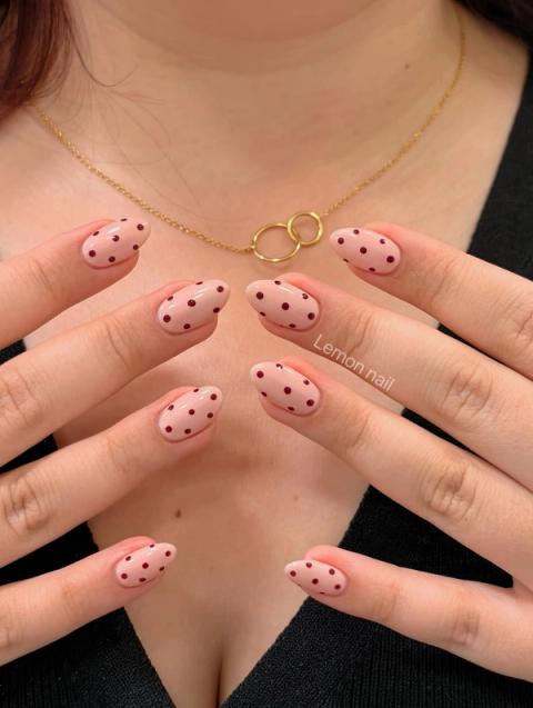 Ricostruzione gel rosa con pois neri
