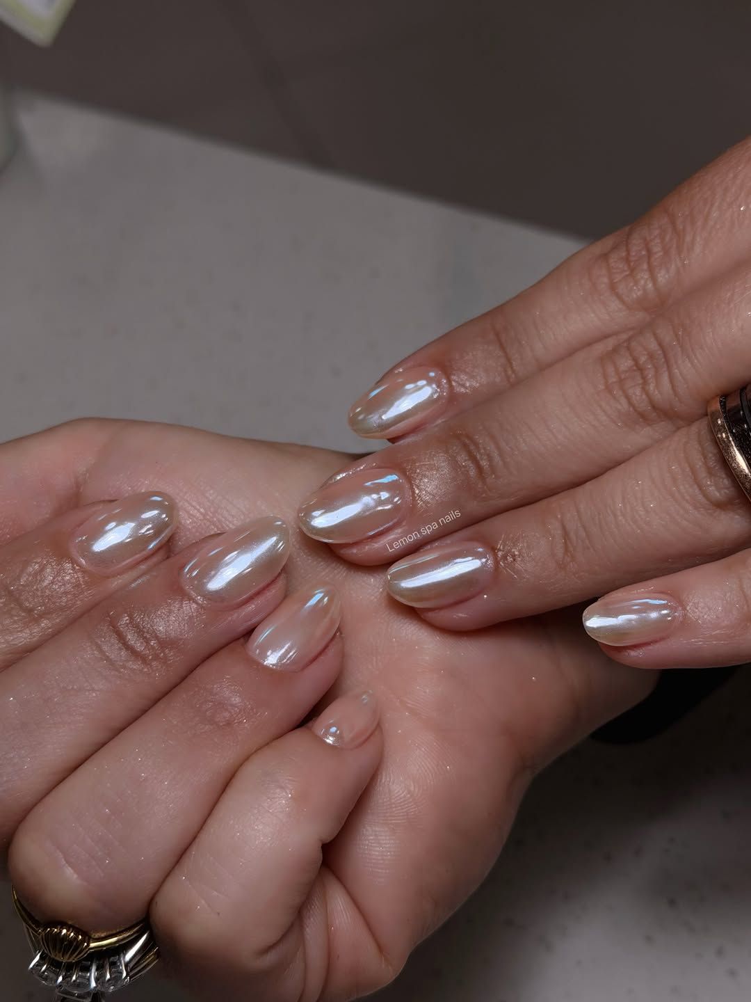 Manicure con semipermanente effetto cromato