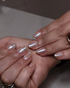 Manicure con semipermanente effetto cromato
