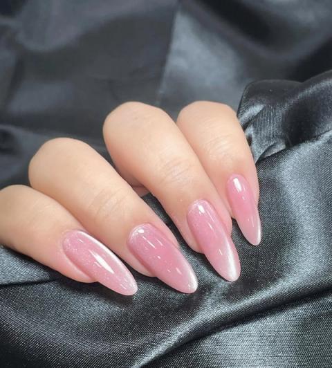 Ricostruzione gel rosa a mandorla