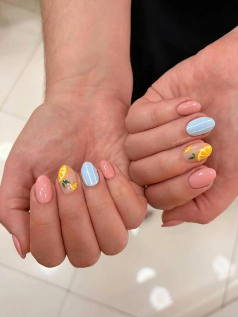 Summer nail con limoni e azzurro