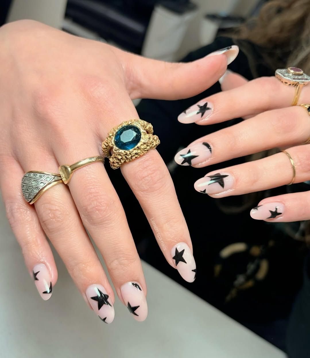 Ricostruzione gel nude con stelle nere