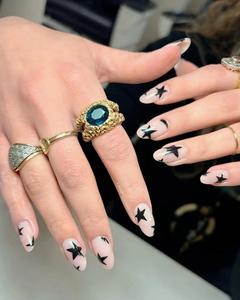 Ricostruzione gel nude con stelle nere