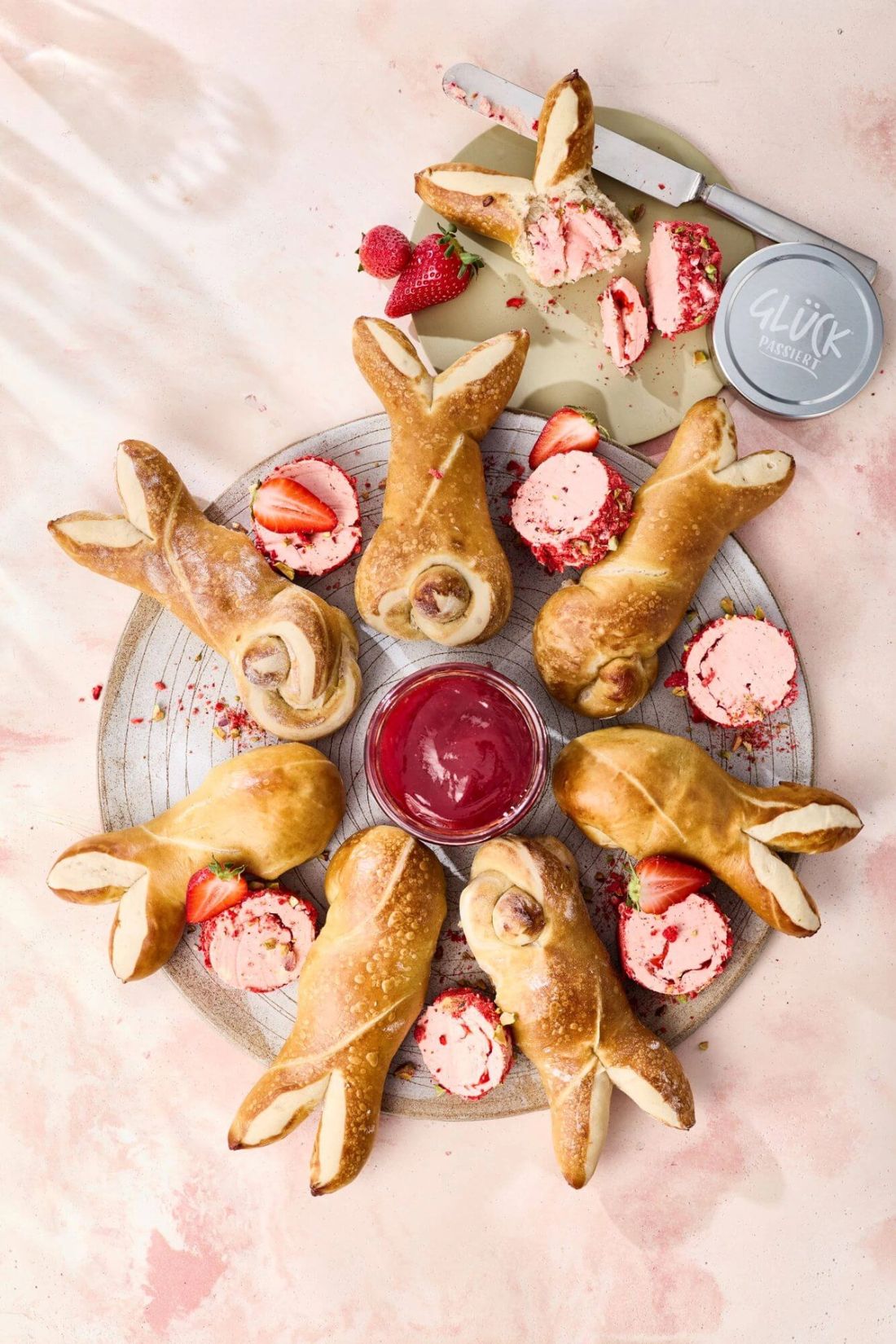 Laugenhäschen mit Erdbeerbutter, garniert mit GLÜCK passiert aus Erdbeeren.