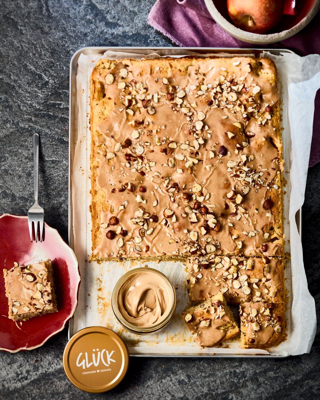 Haselnuss-Apfelkuchen mit Nüssen, Haferflocken und GLÜCK aus Haselnüssen als Topping.