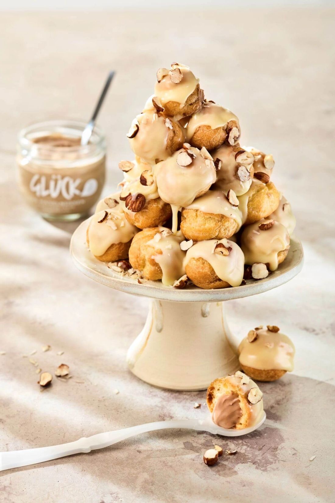 Haselnuss Profiterole angerichtet mit GLÜCK aus Haselnüssen.