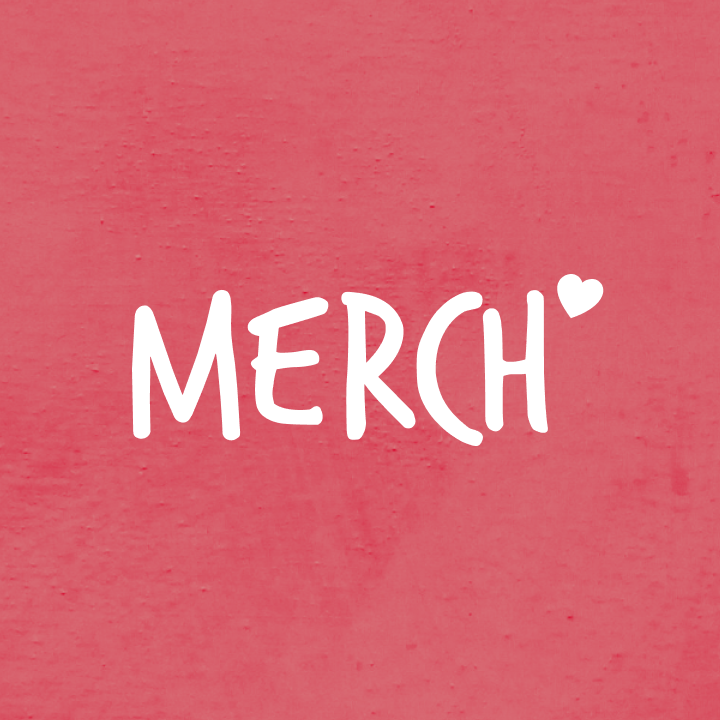 Pinker Hintergrund mit leichter Struktur. Darauf die Schrift "Merch" in weiß im Stil des GLÜCK Logos. Oben rechts neben dem Schriftzug ist ein kleines weißes Herz.