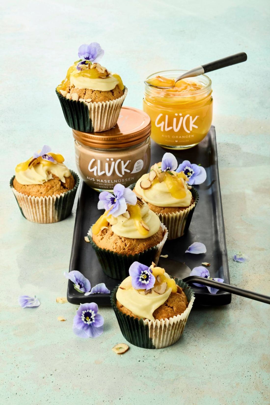 Haselnuss-Möhren Cupcakes mit GLÜCK aus Haselnüssen und GLÜCK aus Orangen.