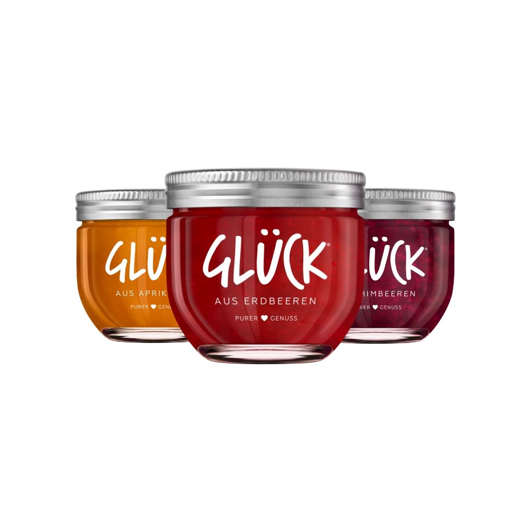 Zu sehen sind drei Sorten der klassischen GLÜCK Range: GLÜCK aus Erdbeeren, GLÜCK aus Himbeeren und GLÜCK aus Aprikosen.