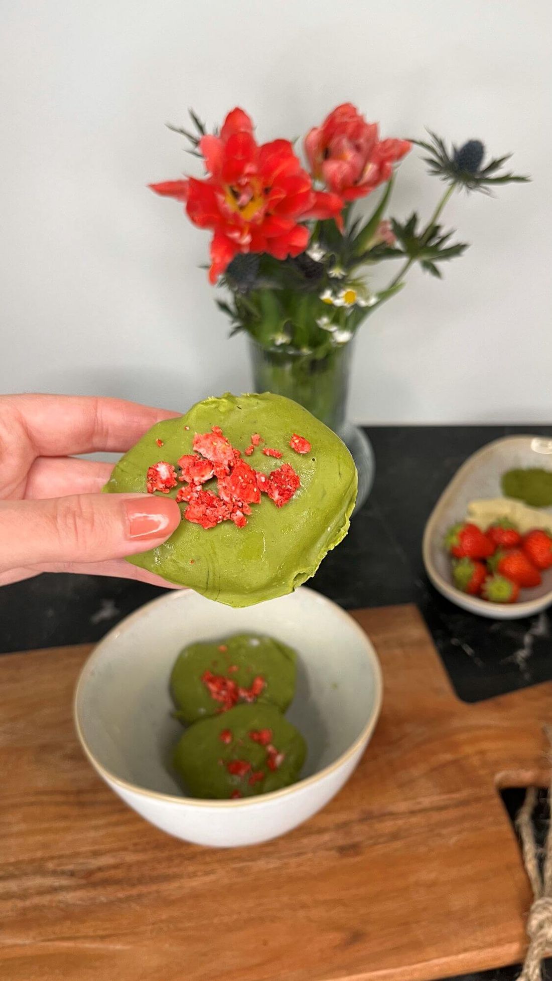 Eine Person hält ein Stück des Matcha Cluster