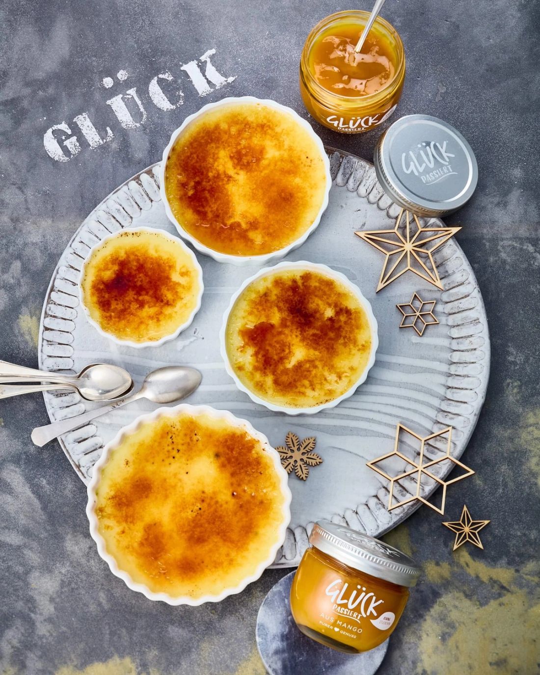 Kokos-Limetten-Crème Brûlée auf einem Teller. Dabei mit GLÜCK passiert aus Mango