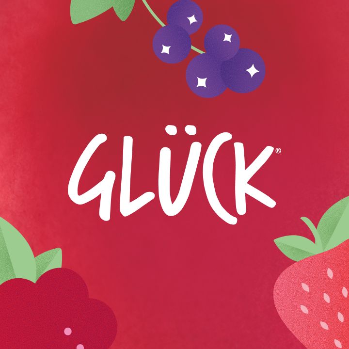 Ein roter Hintergrund. Mittig in weiß das GLÜCK Logo. Darum verteilt sind Grafiken von verschiedenen Beeren.