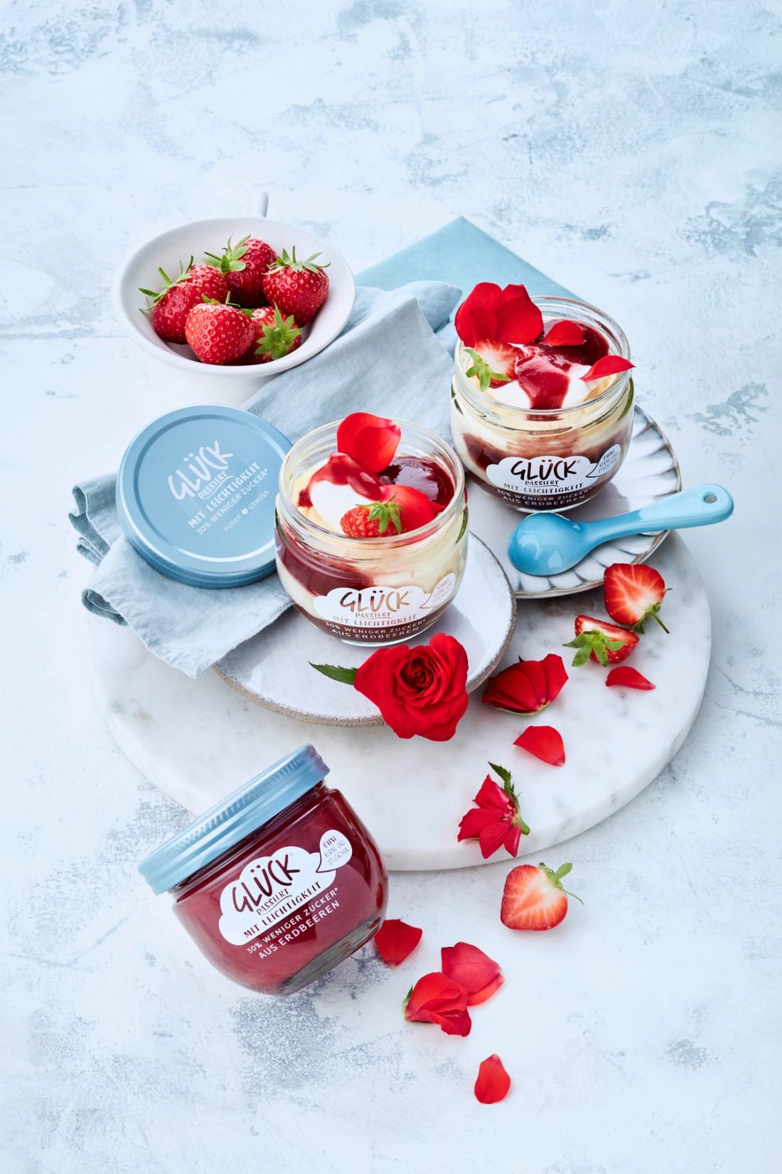 Saftiger no-bake-Cheesecake im GLÜCK Glas mit GLÜCK passiert mit Leichtigkeit aus Erdbeeren.
