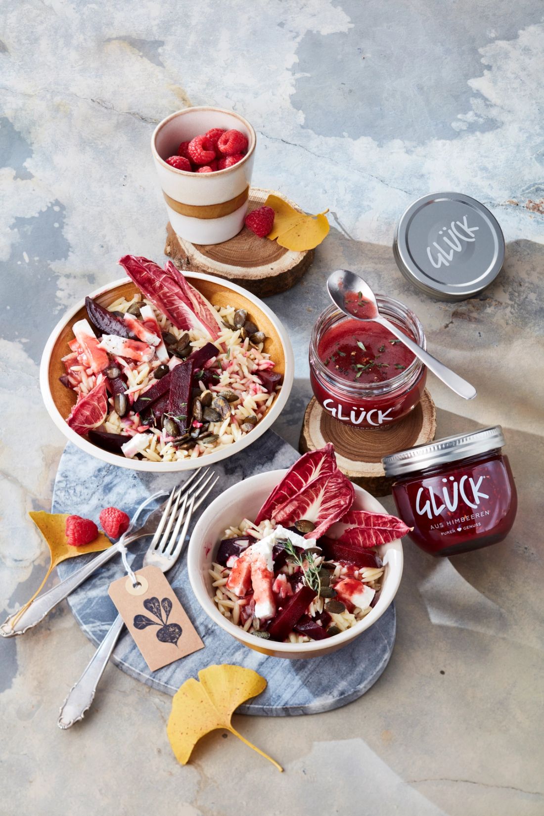 Rote Bete-Orzo-Salat mit Himbeer-Vinaigrette. Zur Deko Himbeeren und GLÜCK aus Himbeeren.