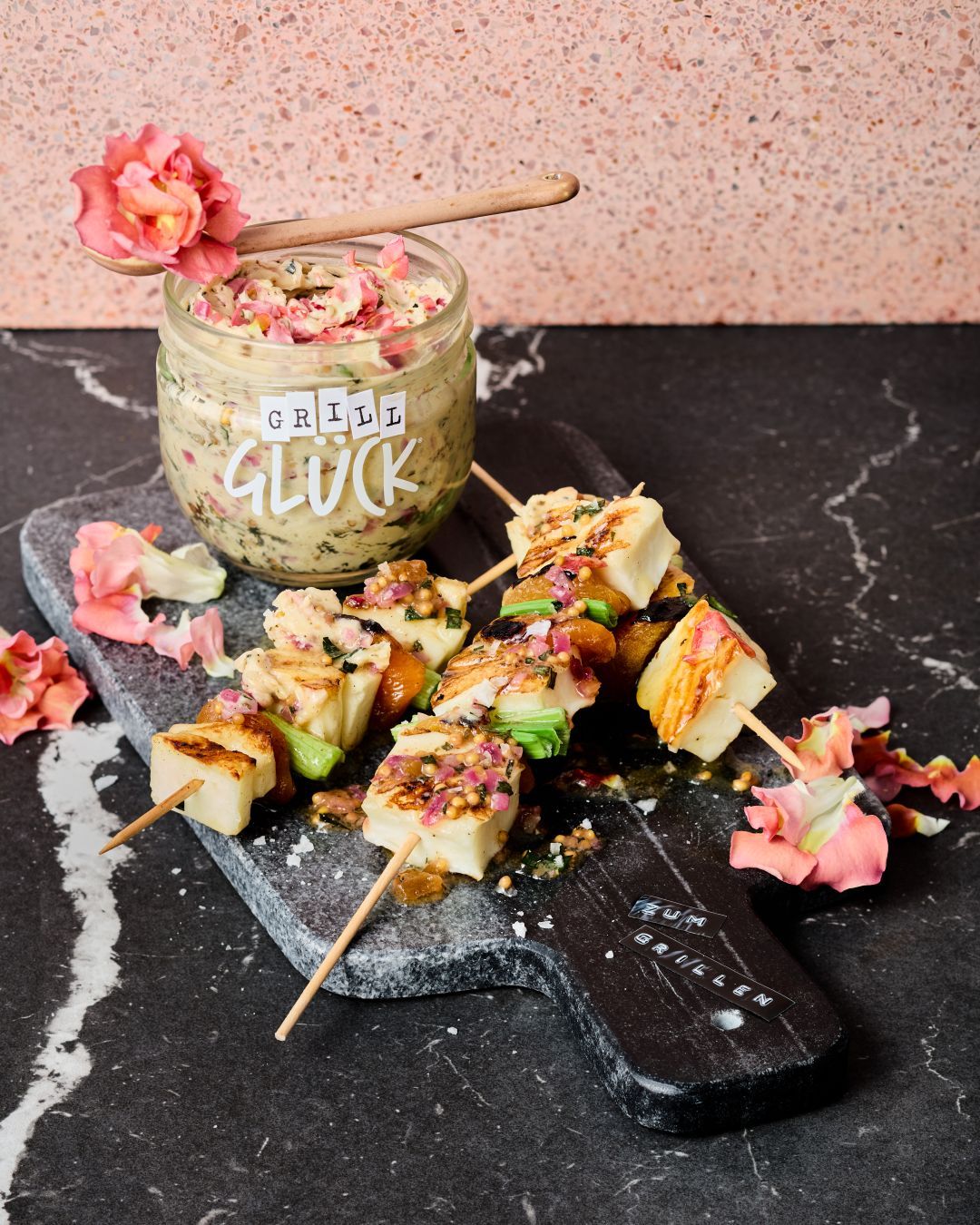 Aprikosen-Blüten-Kräuterbutter mit GLÜCK aus Aprikosen, serviert in einem GLÜCK Glas. Dazu Halloumispieße.