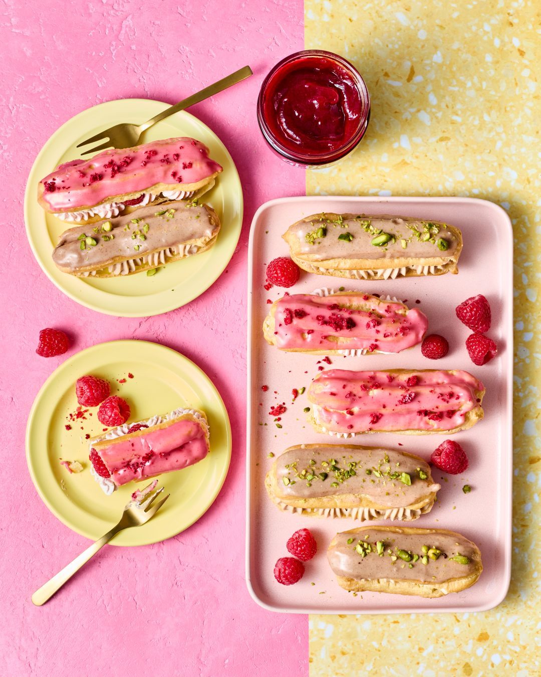 Éclairs mit GLÜCK passiert aus Himbeeren und GLÜCK aus Haselnüssen. Dazu frische Himbeeren und gehackte Pistazien.