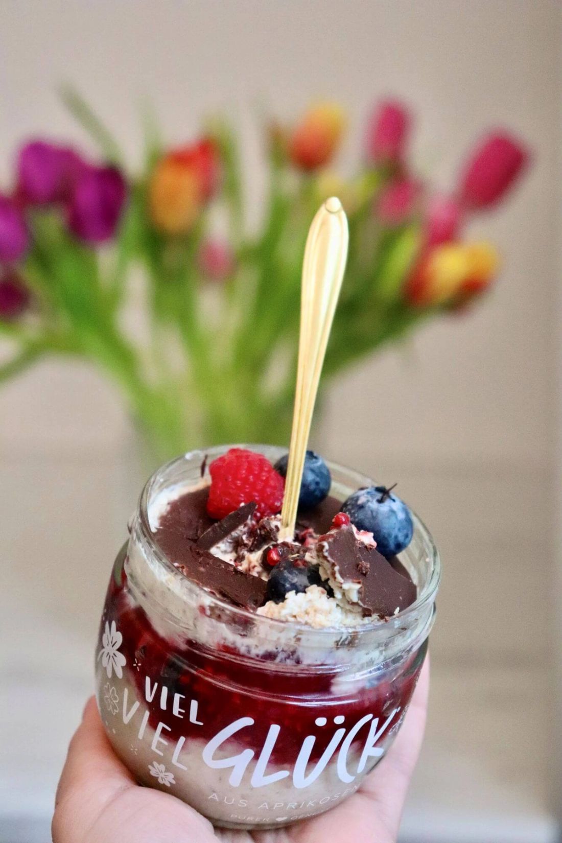 Beeren Porridge Bowl im GLÜCK Glas. Garniert mit Schokolade und frischen Beeren.
