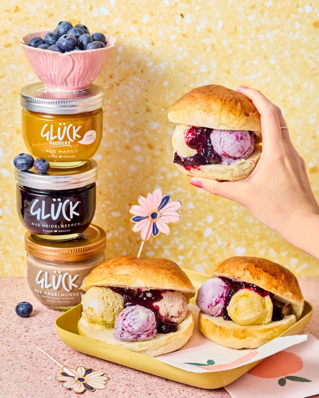Sizilianisches Frühstück. Brioche, gefüllt mit Eiscreme mit GLÜCK aus Haselnüssen, GLÜCK passiert aus Mango und GLÜCK aus Heidelbeeren