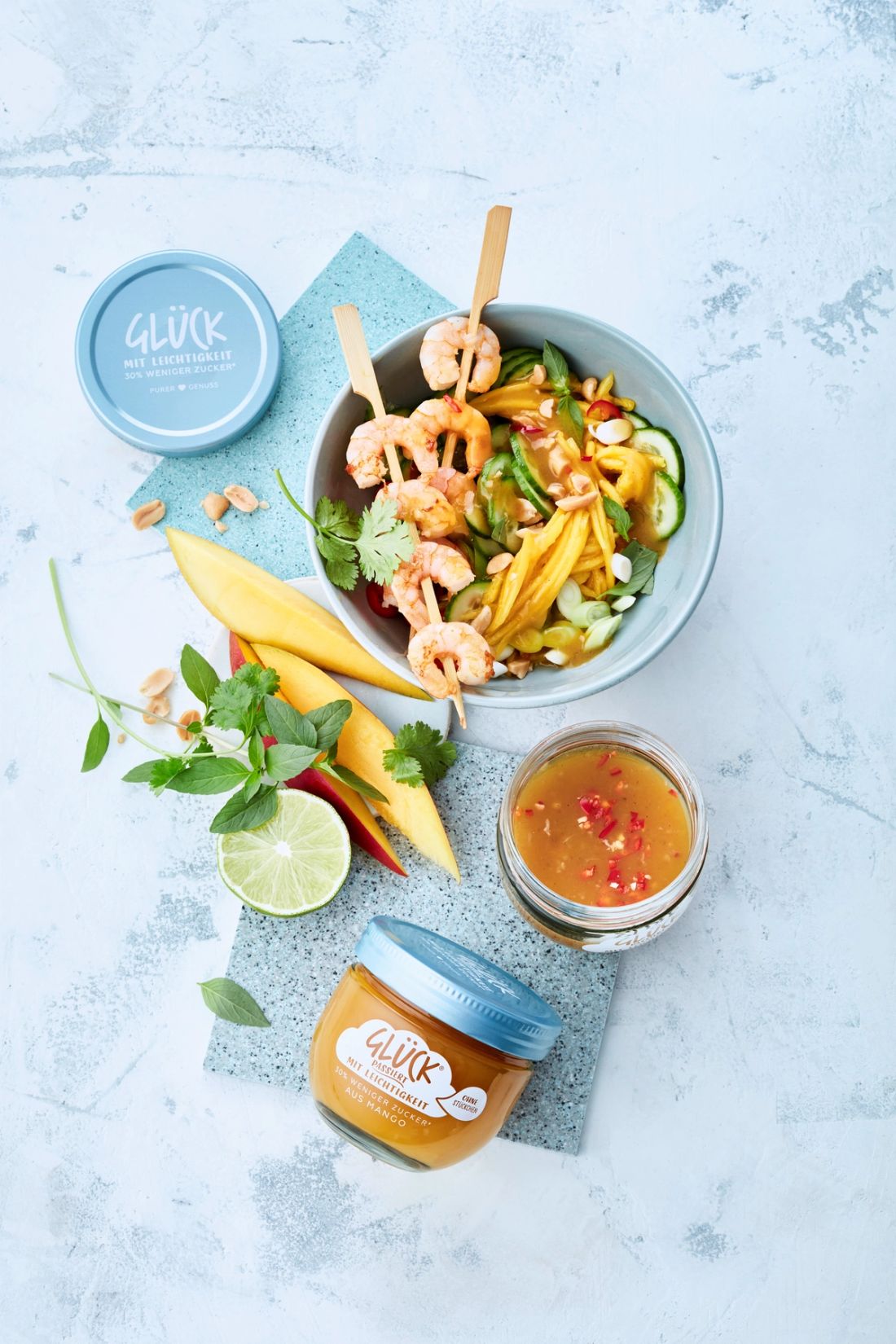 Thai-Mango-Salat mit Garnelen. Daneben ein Dressing aus GLÜCK mit Leichtigkeit aus Mango.