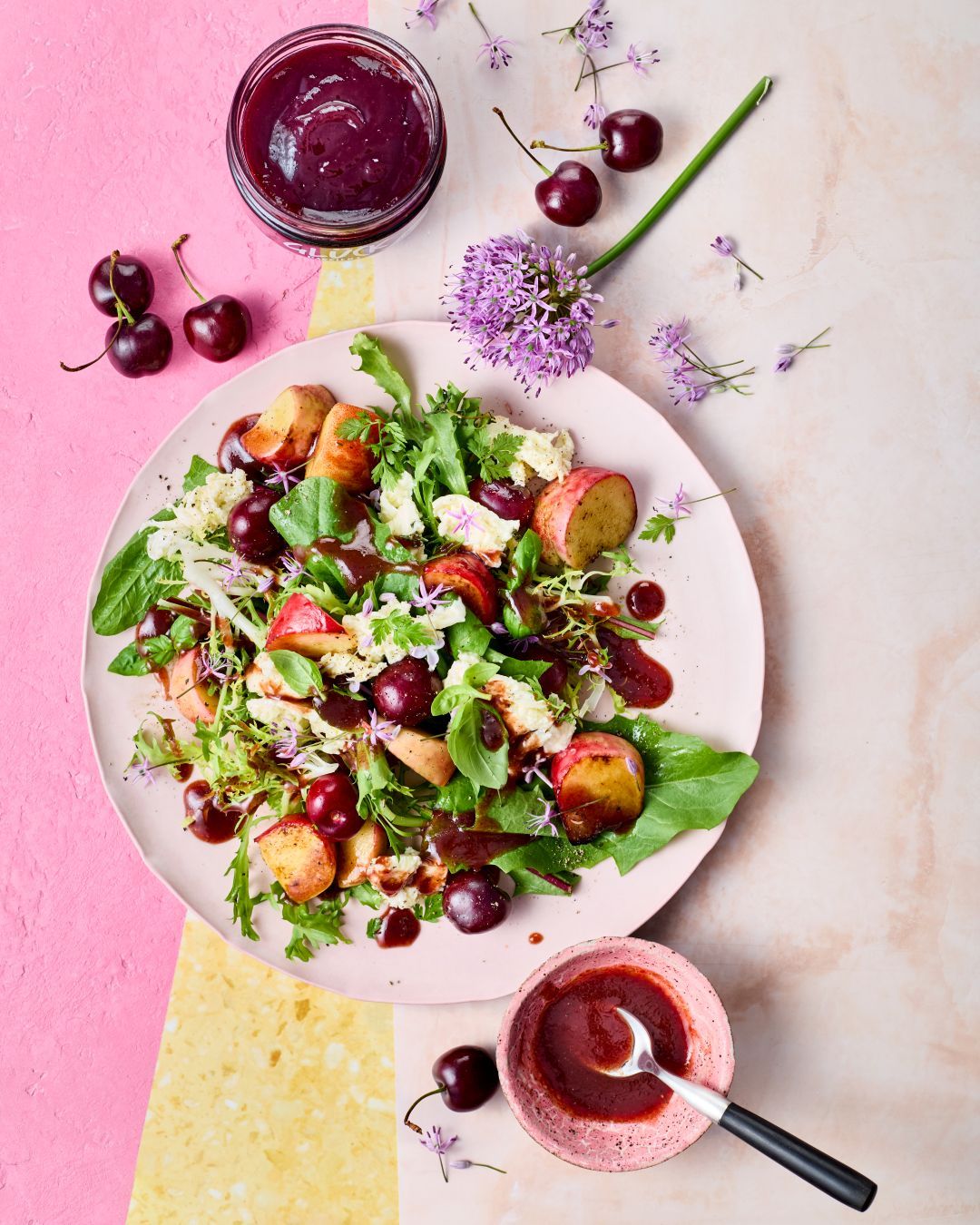 Pfirsich-Kirsch-Salat mit Mozzarella und Dressing mit GLÜCK aus Schwarzkirschen