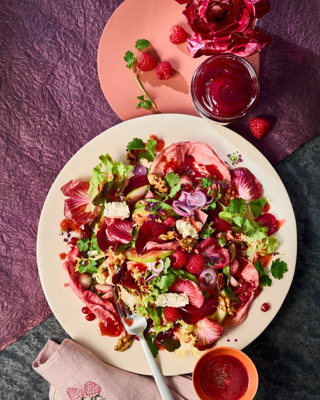 Salat mit Himbeervinaigrette aus GLÜCK passiert aus Himbeeren.