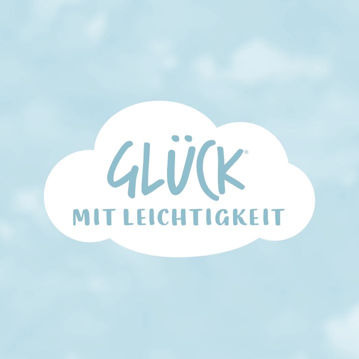 Hellblauer Hintergrund mit leichten Wolken in Himmelsoptik. In der Mitte eine weiße Wolke, in der hellblau geschrieben "GLÜCK mit Leichtigkeit" steht.