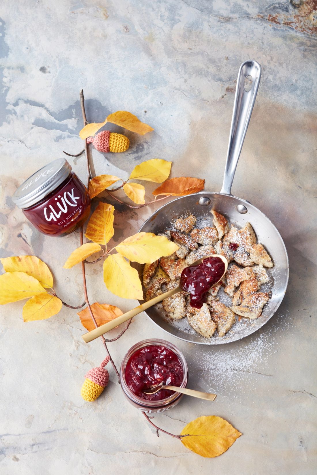 Mohnschmarrn mit GLÜCK aus Kirschen, daneben Herbstdeko und ein Glas GLÜCK aus Kirschen.