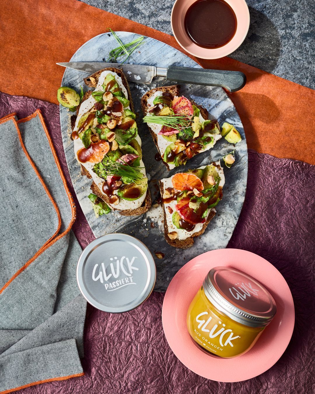 Sauerteigbrot mit vielen Toppings und einer Sauce aus GLÜCK aus Orangen.