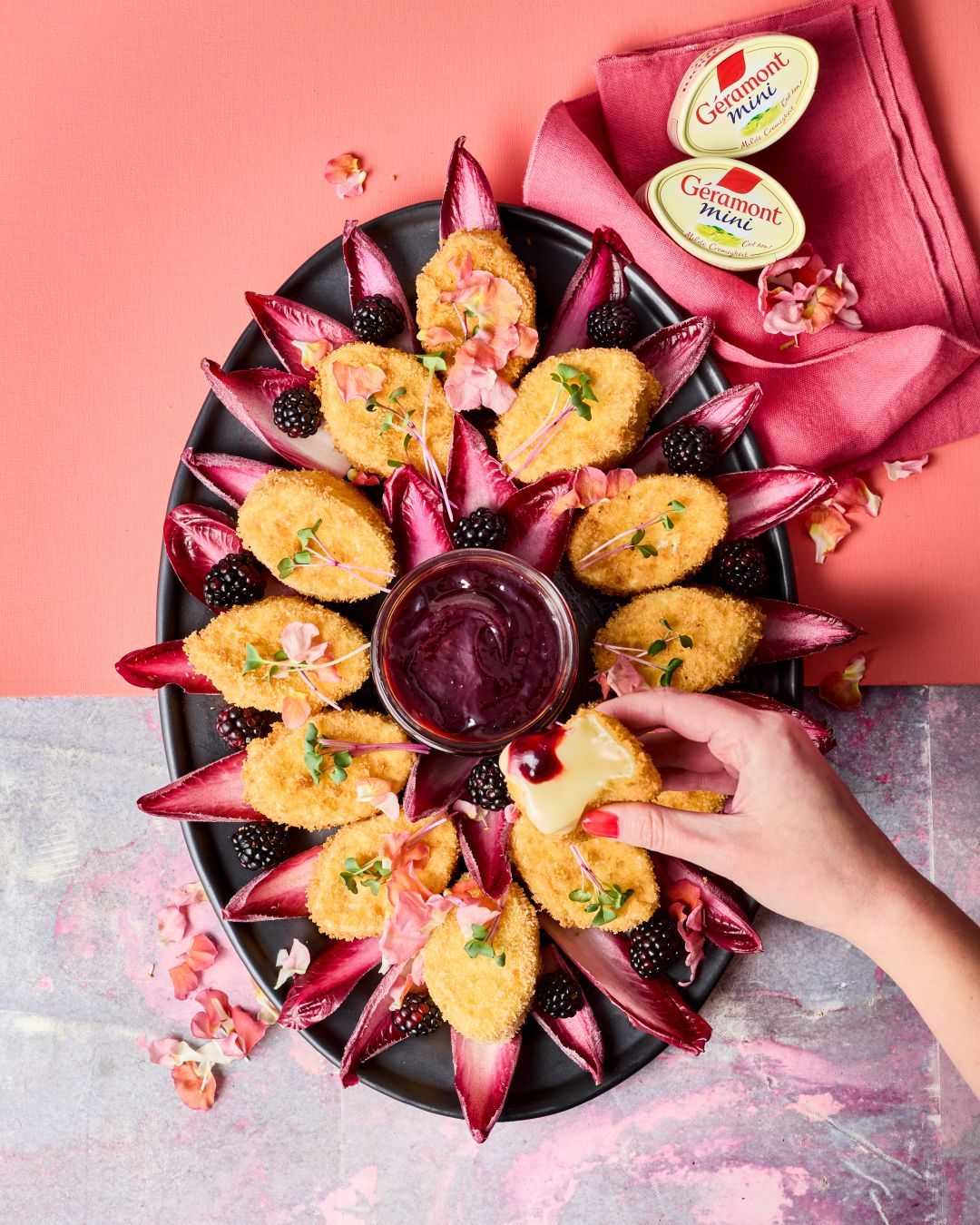 Gebackene Géramont Minis mit GLÜCK passiert aus Brombeeren, angerichtet mit Chicorée und Brombeeren.