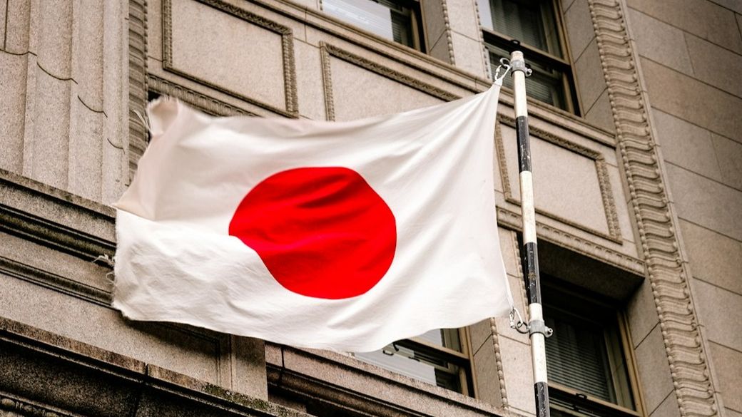 Japanese flag,a day off in Marunouchi Tokyo Japan — Credit: Photo by Fumiaki Hayashi on Unsplash