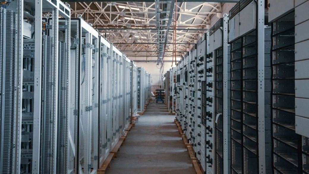 AWS data centre overheating knocks out Coinbase trading and disrupts cloud services