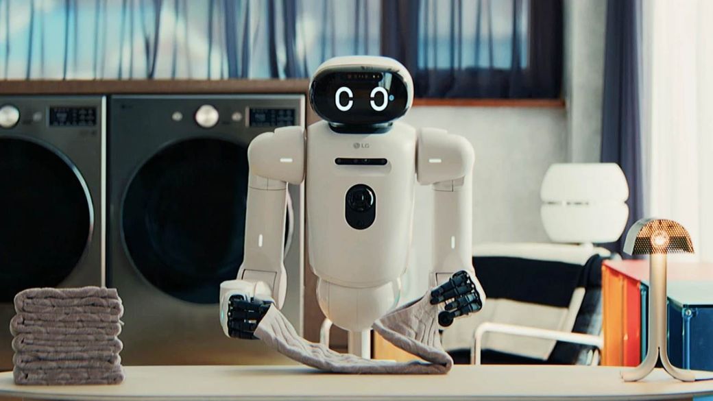 LG Electronics debuts LG CLOiD home robot