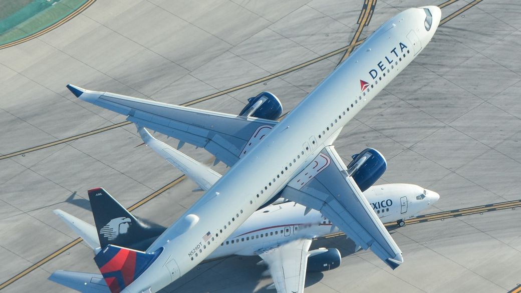 Amazon wins Delta in-flight internet contract in blow to SpaceX's Starlink