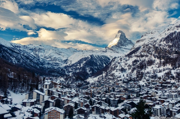 Büyüleyici Zermatt köyü, arka planda kış mevsiminde geleneksel İsviçre dağ evleri ve ikonik Matterhorn zirvesi ile.
