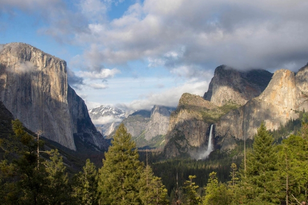 Yosemite Vadisi'nin ikonik Tünel Manzarası, granit kayalıklarla çevrili El Capitan, Half Dome ve Bridalveil Şelalesi'ni gösteriyor.