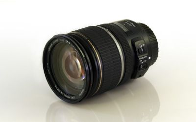 Canon EF-S 17-55mm f/2.8 IS USM profesyonel zoom lens, APS-C kameralar için sabit diyafram ve görüntü sabitleme ile birlikte.