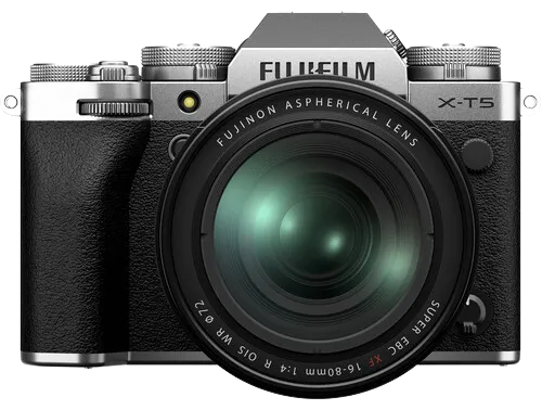 Fujifilm X-T5 aynasız kameranın ön görünümü, kompakt gövde tasarımını ve retro stilini gösteriyor.