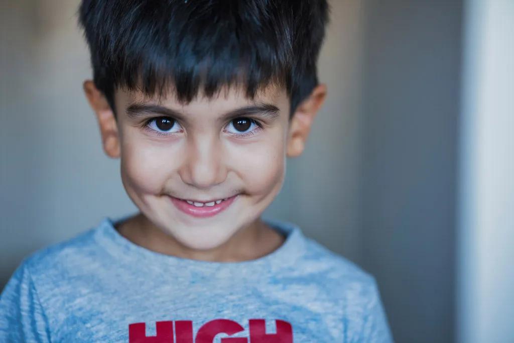 Fujifilm X-T5 ile Viltrox Pro 75mm f/1.2 lens kullanılarak çekilen portre fotoğrafı, güzel bokeh ve konu izolasyonunu sergiliyor.