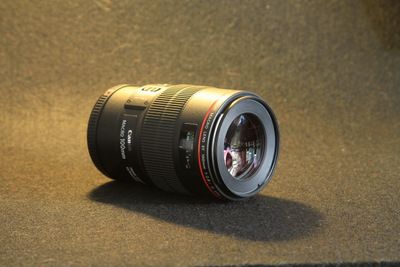 Canon EF 100mm f/2.8L Macro IS USM lens, profesyonel makro fotoğrafçılık için hibrit görüntü sabitleme ile birlikte.