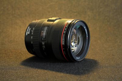 Canon EF 24-105mm f/4L IS USM profesyonel zoom lens, seyahat ve genel amaçlı fotoğrafçılık için ideal, kırmızı halka ile.