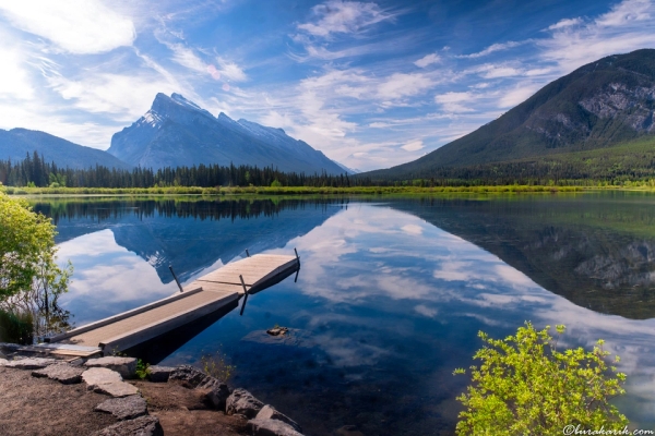 Kanada Rocky Dağları'ndaki Mount Rundle'ın mükemmel ayna yansımasıyla birlikte gün batımında huzurlu Vermilion Gölleri