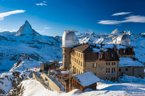 Gornergrat gözlem evinden muhteşem panoramik manzara, Matterhorn, buzullar ve Pennine Alpleri dağ sırasını gösteriyor.