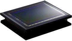 Dijital fotoğraf makinelerinde ışığı dijital görüntü verisine dönüştüren silikon çip yüzeyini gösteren CMOS görüntü sensörünün yakın çekim fotoğrafı