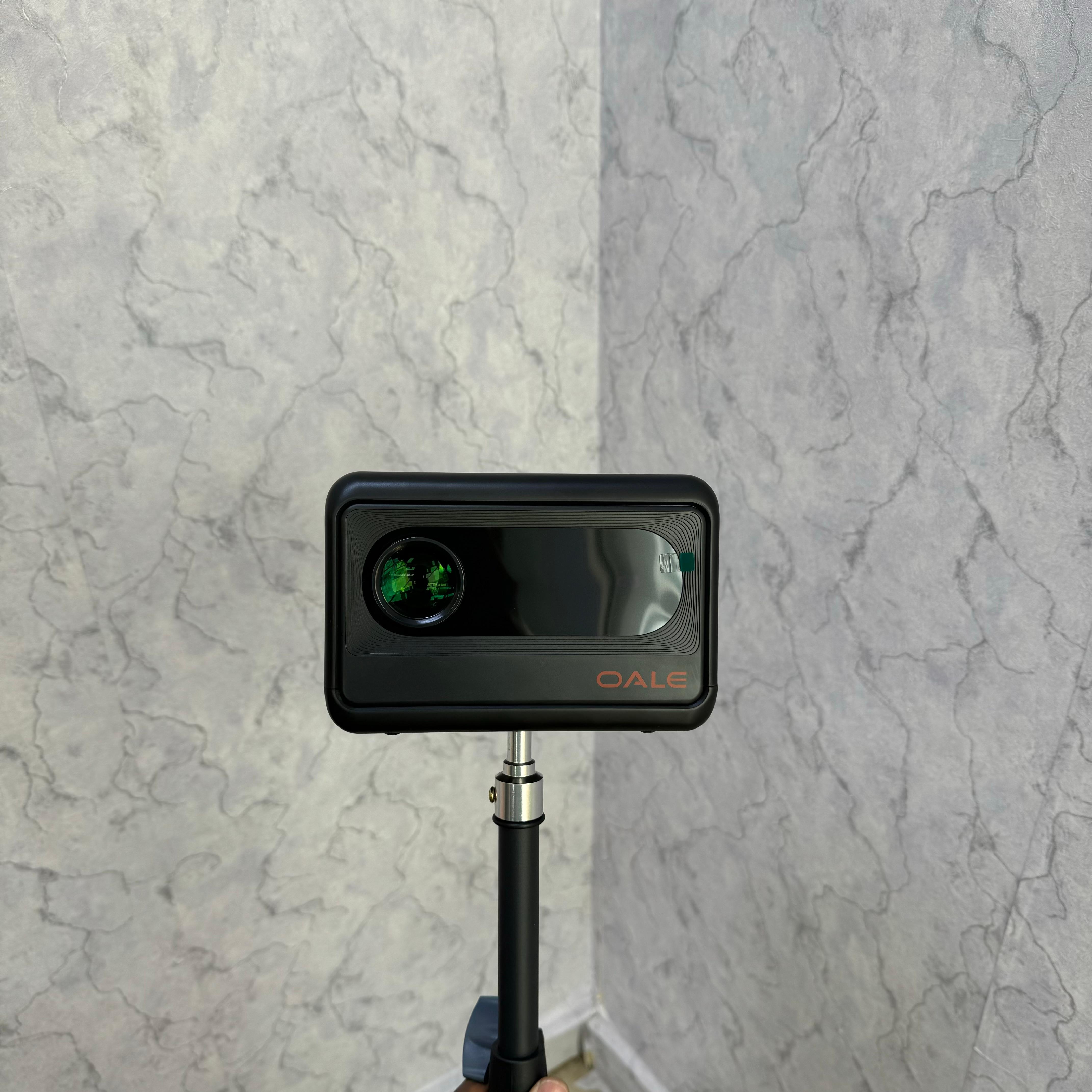 Oale iMax 4 portable projector image 2