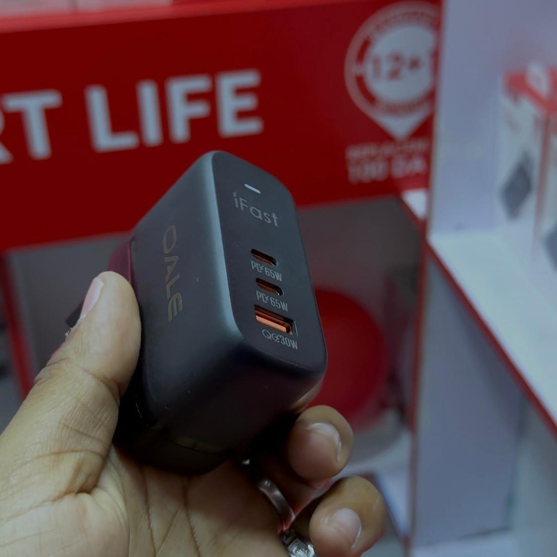 Oale 65W multi-port adapter image 2