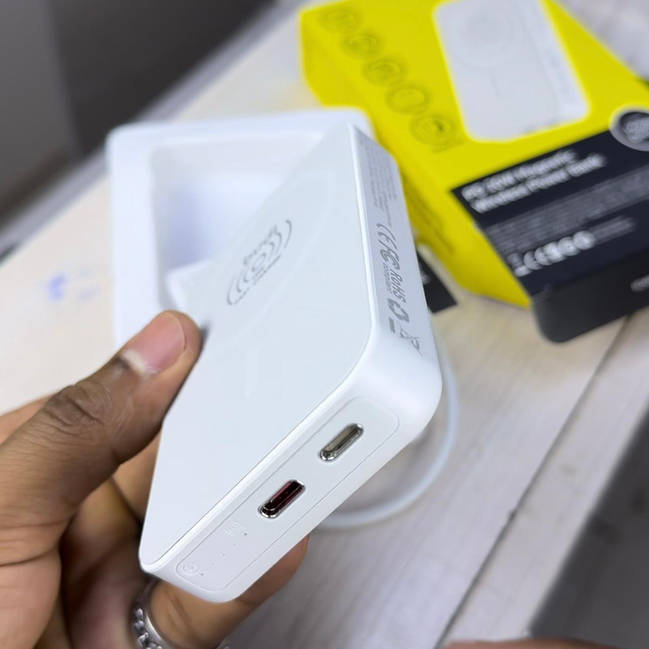 Budi 10000mAh magnetic wireless powerbank image 2