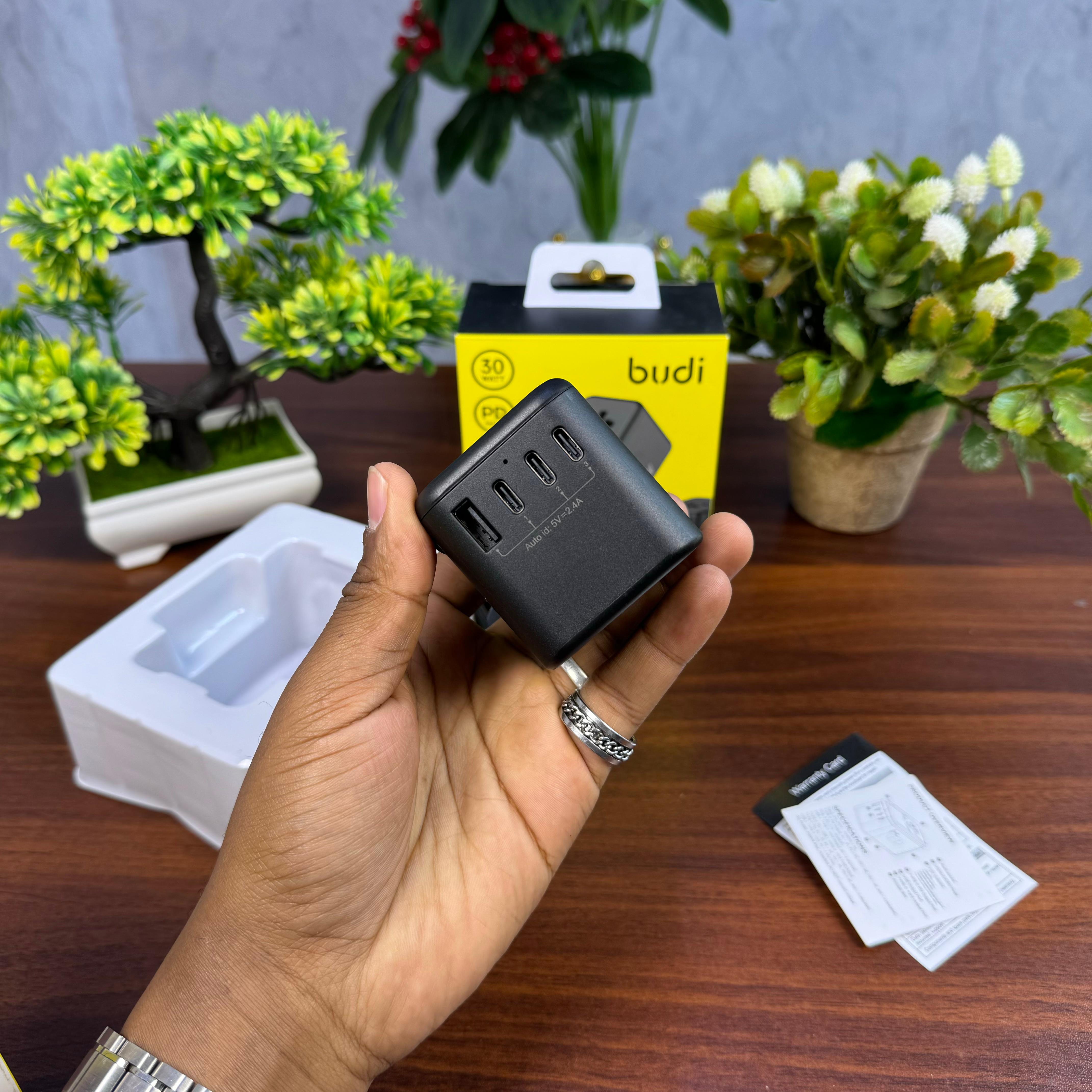 Budi 30W Global Travel Charger image 3