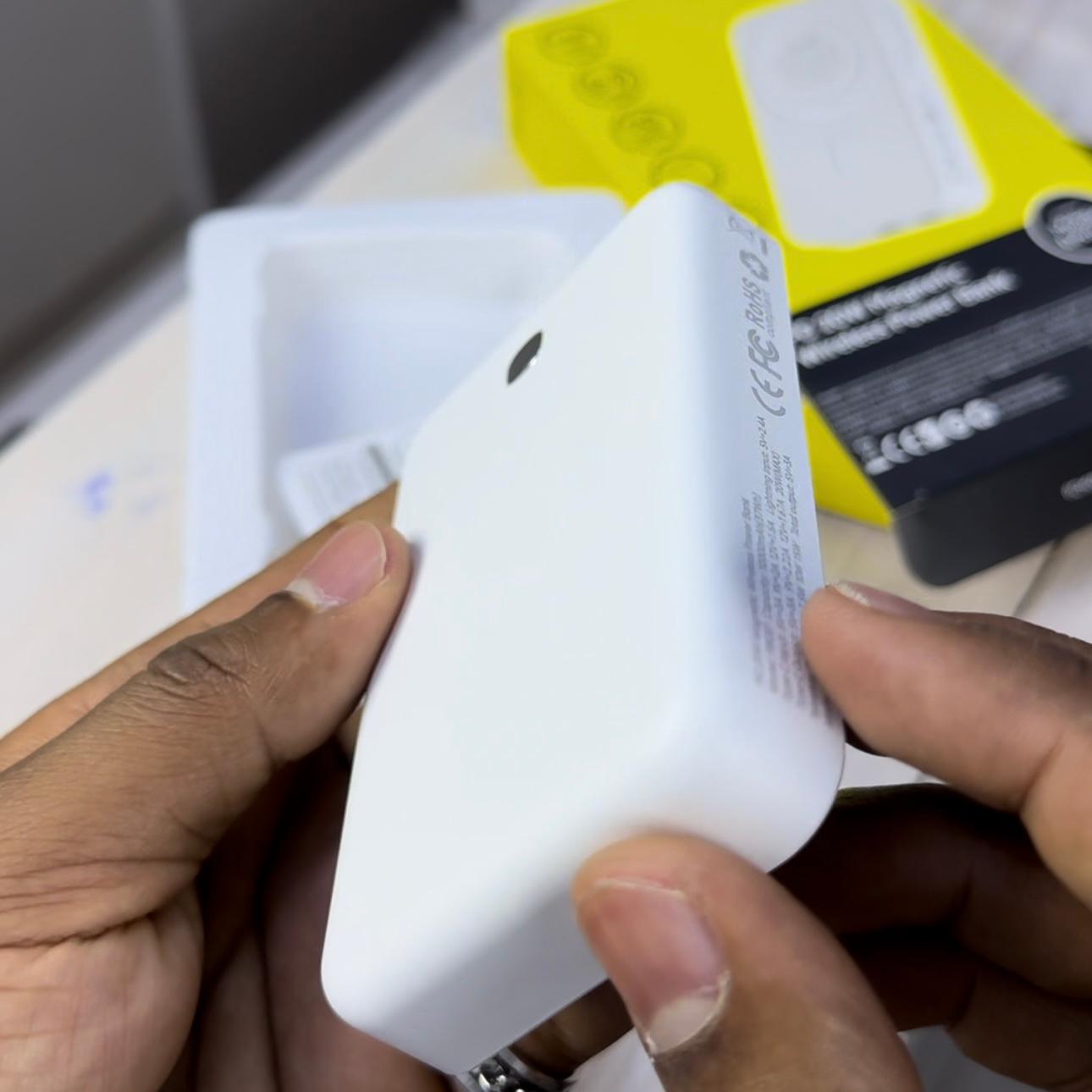 Budi 10000mAh magnetic wireless powerbank image 4