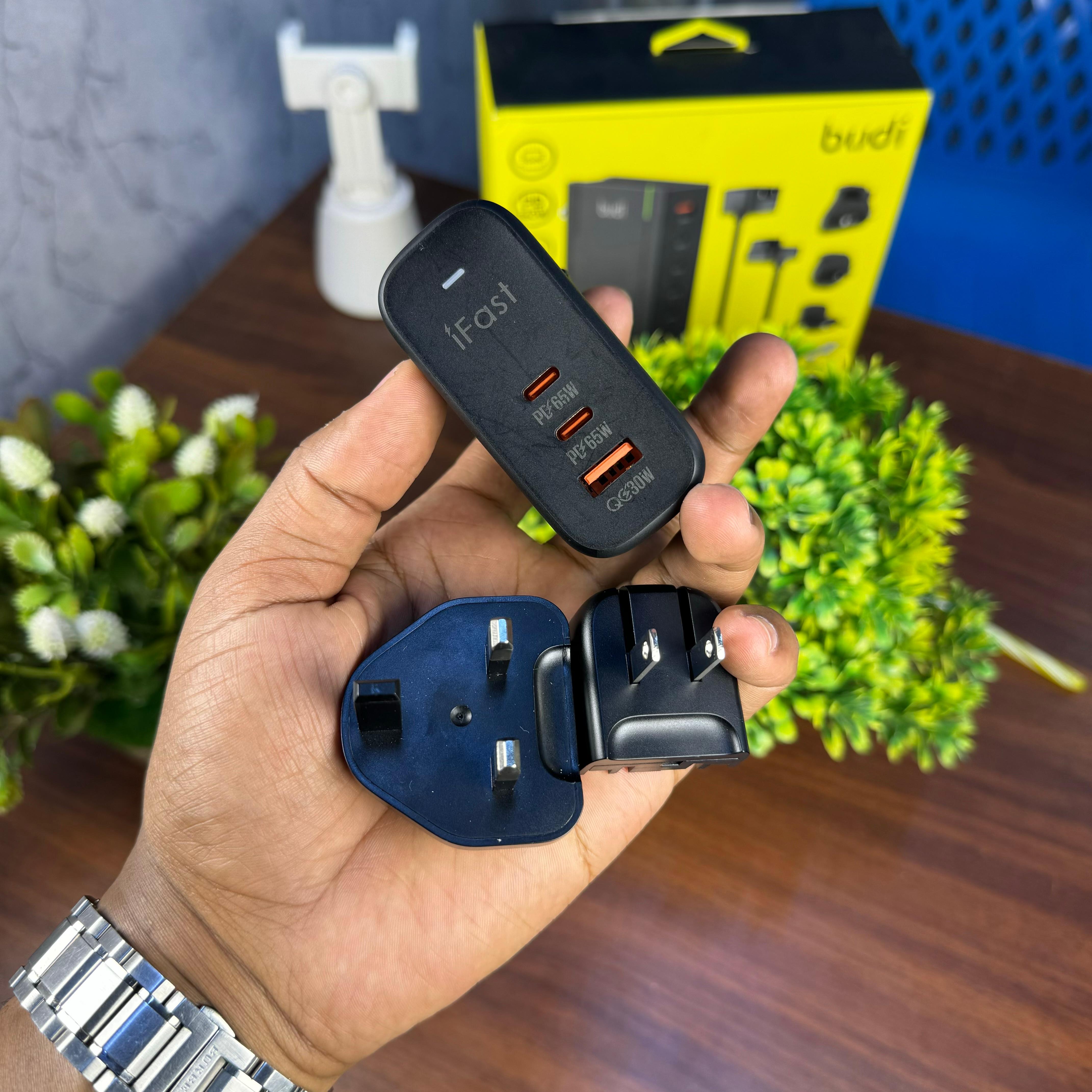 Oale 65W multi-port adapter image 3