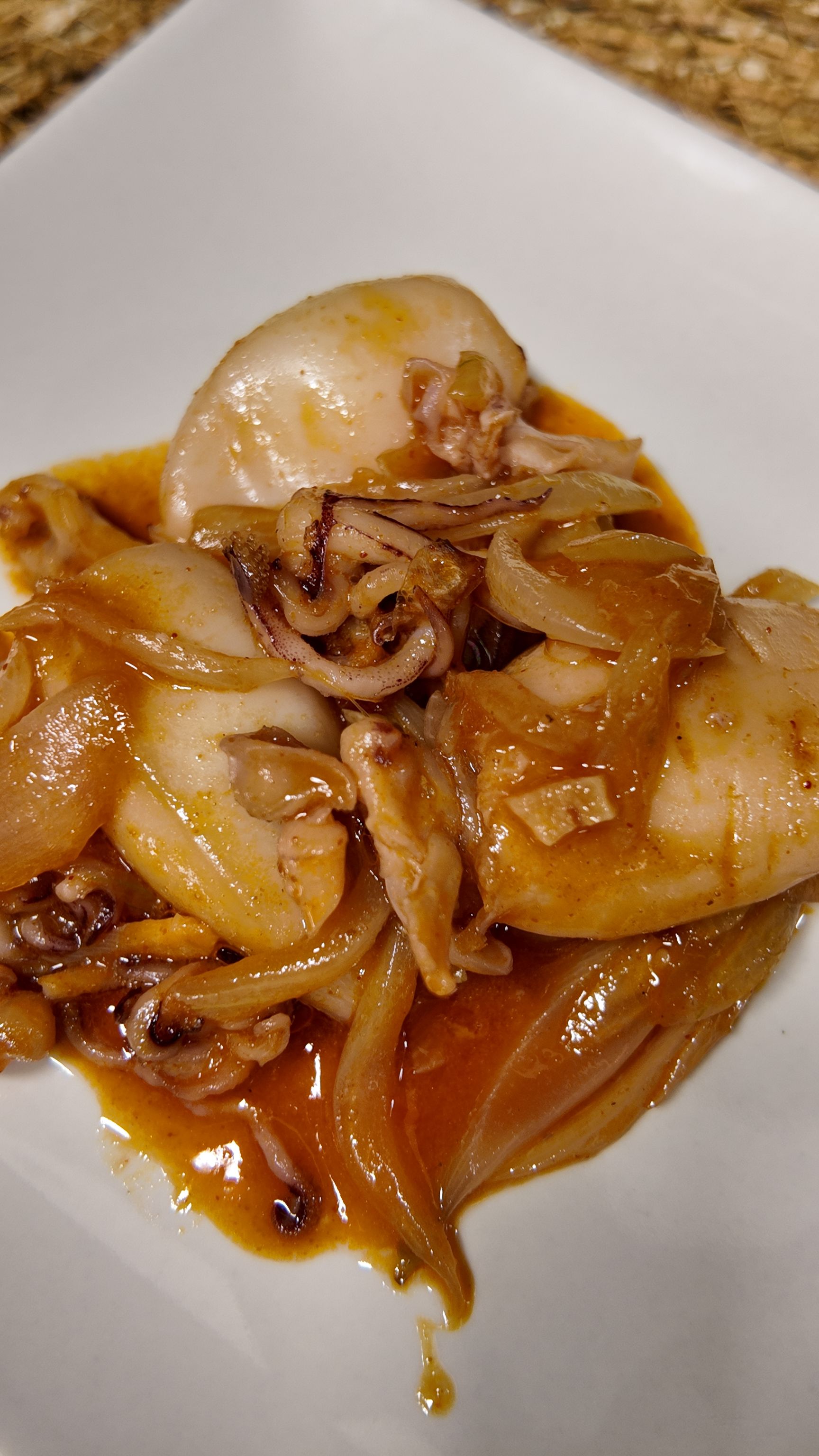 Calamares encebollados